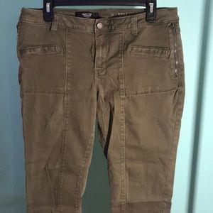 Green Vera Wang cropped pants 💙